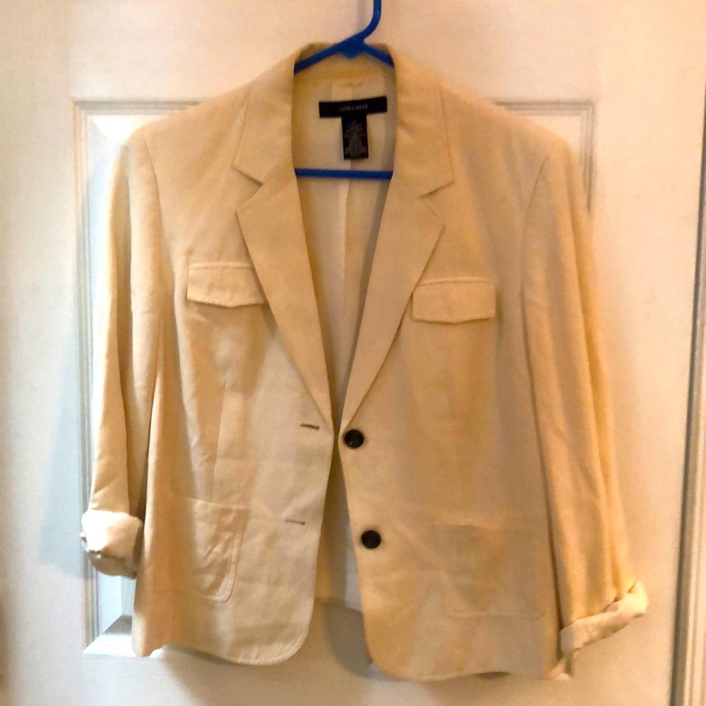 blazer in 72% silk 28% linen, fitted. 4 pockets. Few stains.